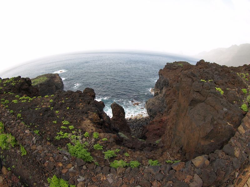 Wanderung am Meer auf Superweg Holzlatten auf Lava von La Maceta nach Las Puntas