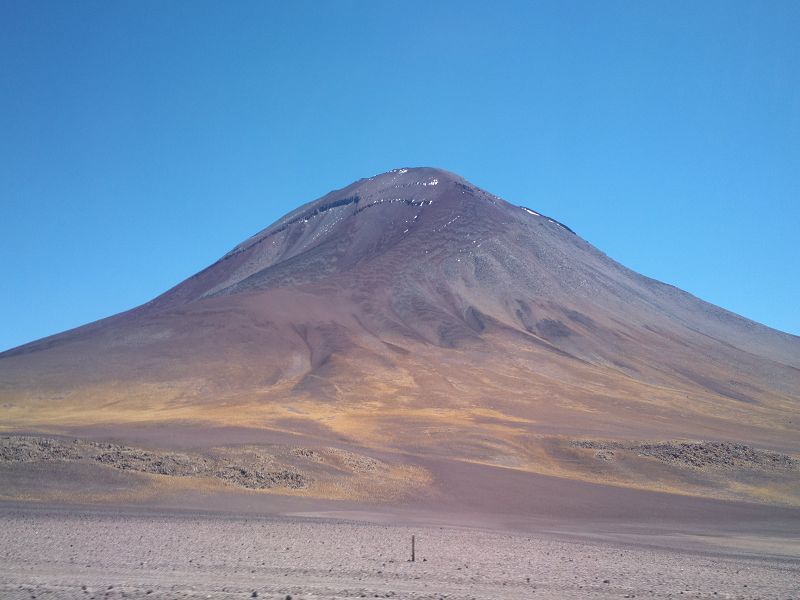Laguna  Verde Vulcano Licancabur  5920 m und Salzsee Laguna Verde 4300 m  Laguna  Verde Vulcano Licancabur  5920 m und Salzsee Laguna Verde 4300 m
