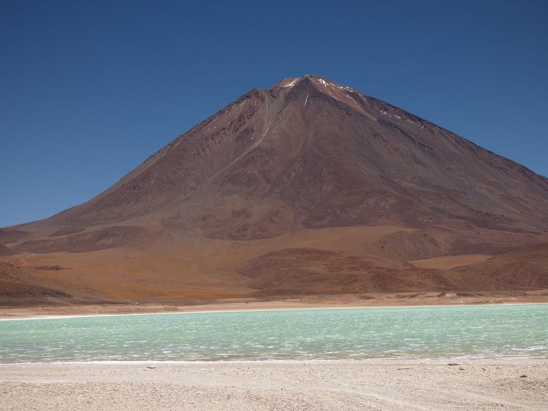 Laguna  Verde Vulcano Licancabur  5920 m und Salzsee Laguna Verde 4300 m