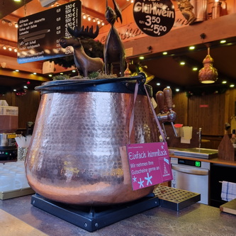 Lübeck Weihnachtsmarkt  Traveufer Old City Altstadt Hüxstrasse 