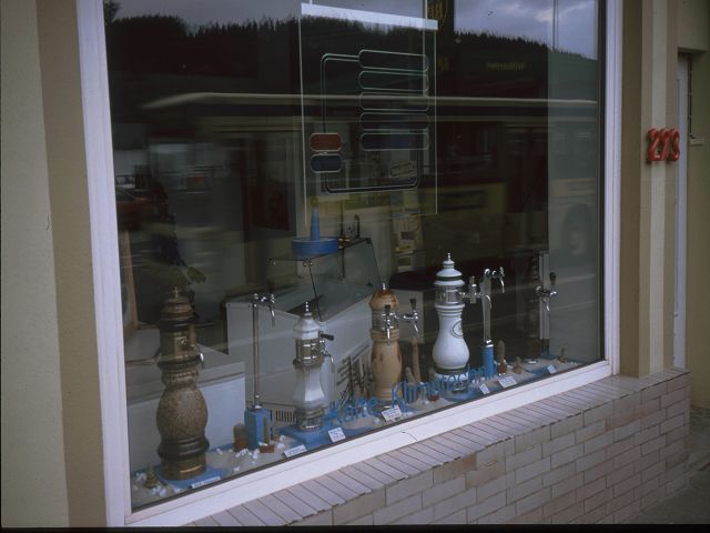 schaufenster mit Zapfsäulen 