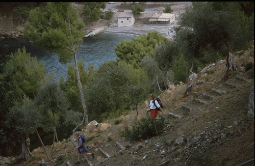 Wanderweg abstieg zum Meer bergrunter gehts schneller
